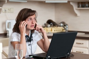 Mujer emprendedora trabajando desde casa